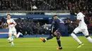 Penyerang PSG, Neymar saat mencetak gol ke gawang Lorient pada pertandingan lanjutan Liga 1 Prancis di stadion Parc des Princes di Paris, Senin (4/4/2022). Neymar mencetak dua gol dan mengantar PSG menang telak atas Lorient 5-1. (AP Photo/Michel Euler)