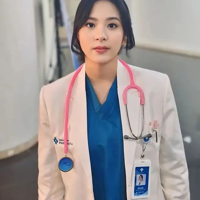 Outfit Boyish ala Zee Ex-JKT48 yang Jadi Dokter Cantik di Series Sekotengs