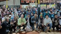 Para Artis Bagindas, Dimas HK, Vikri Rasta menghibur Yatim. (Road Manager Indonesia / Yayasan Lentera Qolbu Amanah)