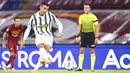Striker Juventus, Cristiano Ronaldo, melepaskan tendangan penalti ke gawang AS Roma pada laga Serie A di Stadion Olimpico, Senin (28/9/2020). Kedua tim bermain imbang 2-2. (AP Photo/Gregorio Borgia)