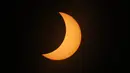 Bulan bergerak melintasi matahari saat terjadi gerhana matahari total di Piedra del Aguila, Argentina, Senin (14/12/2020). Gerhana matahari total terlihat dari wilayah Patagonia utara Argentina dan dari Araucania di Chile. (AP Photo/Natacha Pisarenko)