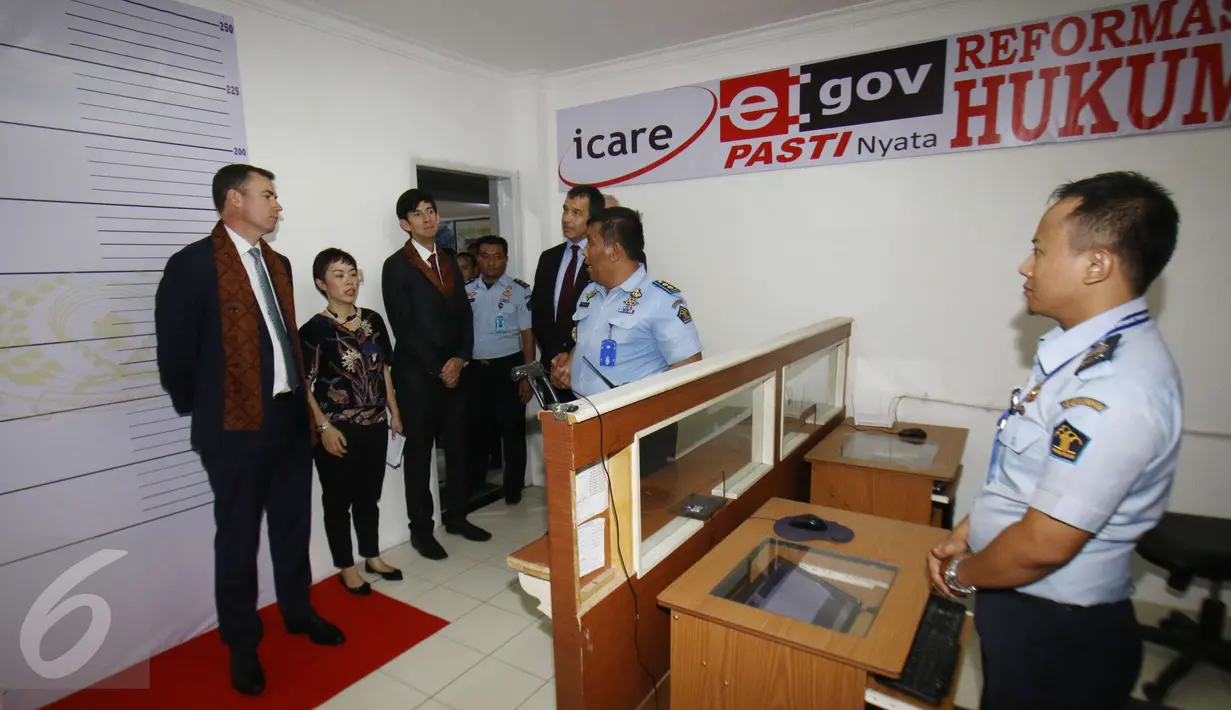 Menteri Kehakiman Australia Michael Keenan berbincang dengan petugas di Lembaga Pemasyrakatan Cipinang, Jakarta, Rabu (1/2). (Liputan6.com/Helmi Afandi)