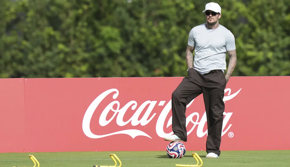 Co-Owner Inter Miami sekaligus mantan pesepak bola, David Beckham memantau latihan timnya menjelang pertandingan pembuka Piala Dunia Antarklub 2025 melawan Al Ahly di Florida Blue Training Center, Florida, Amerika Serikat, Jumat (13/06/2025) waktu setempat. (AP Photo/Lynne Sladky)