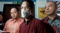 Edward Akbar (bermasker). (M Altaf Jauhar/ Liputan6.com)