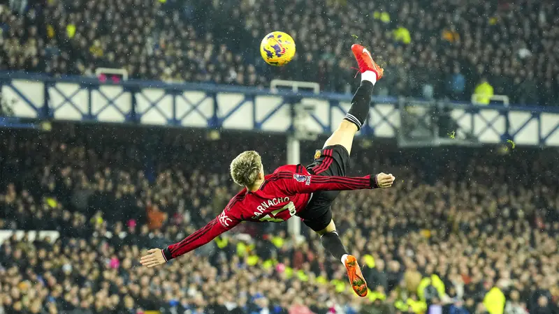 Foto: Garnacho Cetak Gol Salto dan Selebrasi ala Cristiano Ronaldo saat MU Menang Telak atas Everton