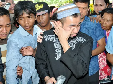 Raffi Ahmad terlihat menangis saat mendatangi makam Olga Syahputra di TPU Malaka, Pondok Kelapa, Jakarta, setibanya di Tanah Air dari perjalanan ibadah umrah, Selasa (31/3/2015). (Liputan6.com/Panji Diksana) 