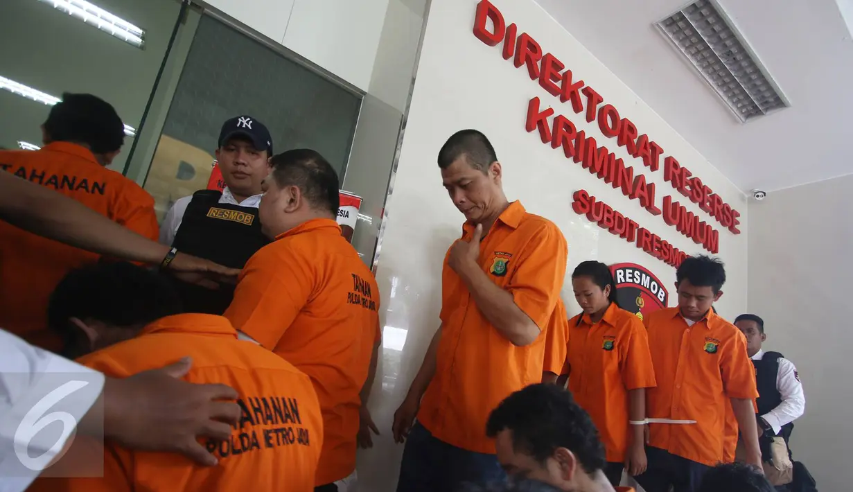 Sejumlah tersangka yang dihadirkan meninggalkan lokasi usai  rilis di Polda Metro Jaya, Jakarta, Jumat (17/2). Empat kasus tersebut di usut selama periode Februari 2017 dengan mengamankan 11 orang tersangka. (Liputan6.com/Immanuel Antonius)