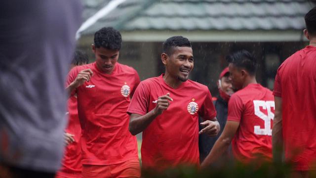Ramdani Lestaluhu (tengah) dalam latihan perdana Persija Jakarta menyambut Piala Menpora.
