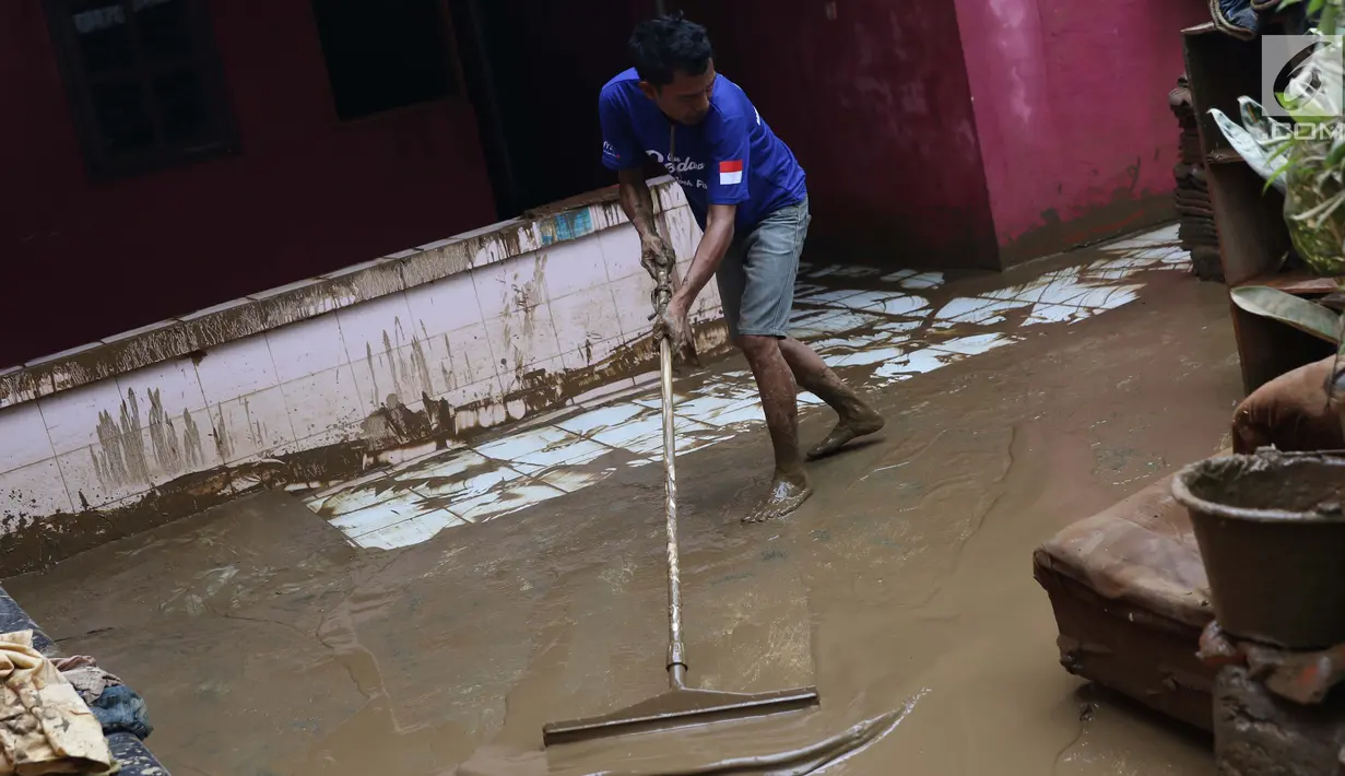 Warga membersihkan lumpur sisa banjir yang melanda kawasan Rawajati, Jakarta, Sabtu (27/4). Banjir akibat luapan air sungai Ciliwung sempat melanda kawasan ini pada Jumat (26/4). (Liputan6.com/Helmi Fithriansyah)
