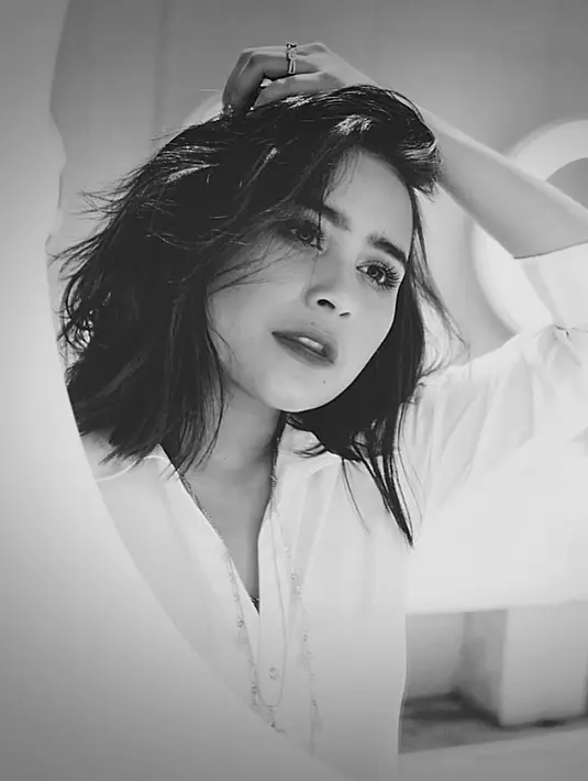 Selanjutnya Prilly Latuconsina juga dibayangkan pertanyaan oleh Raffi Ahmad, andaikan ada laki-laki yang datang melamar di waktu dekat. Dengan tegas Prilly menjawab bahwa ia akan menolak dan meminta laki-laki itu menunggu enam tahun lagi. (Instagram/prillylatuconsina96)