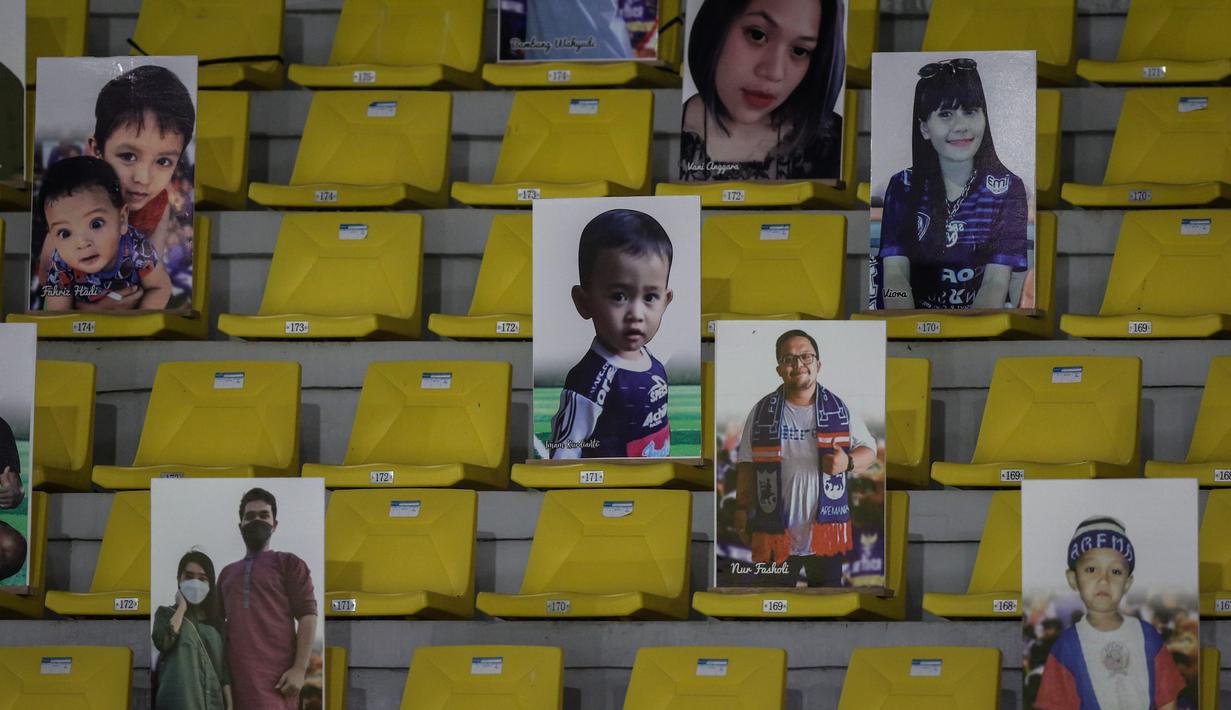 Sejumlah papan berwajah para fans Arema FC terlihat saat laga pekan kesebelas BRI Liga 1 2021/2022 antara Arema FC melawan Persebaya Surabaya di Stadion Manahan, Solo, Sabtu (06/11/2021). (Bola.com/Bagaskara Lazuardi)