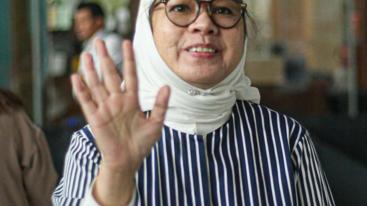 FOTO: Datang Berjilbab Putih dan Berbaju Garis Hitam ke KPK, Eks Dirut Pertamina Karen Agustiawan Diperiksa Sebagai Saksi Kasus Korupsi LNG