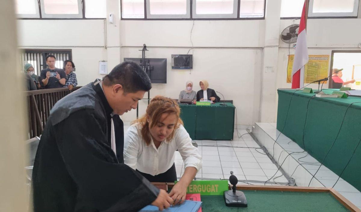 Menurut Supendi, kliennya telah mengakui kesalahan dan meminta maaf atas perbuatannya. Terlebih, perbuatan itu akibat ketidaktahuan terdakwa melanggar UU.