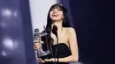 Lisa menerima penghargaan Best K-Pop pada ajang MTV VMA 2022 di Prudential Center, Newark, New Jersey, Amerika Serikat, 28 Agustus 2022. Lisa memenangkan penghargaan pada kategori Best K-Pop untuk album solonya yang bertajuk 'Lalisa'. (Theo Wargo/Getty Images for MTV/Paramount Global/AFP)