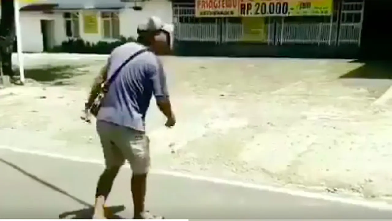 Dampak Pandemi Corona, Begini Aksi Lucu Tukang Parkir Saat Sepi Pengunjung