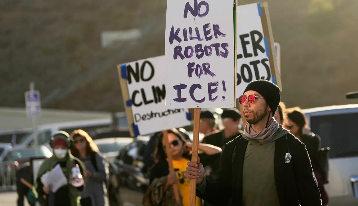Pengunjuk rasa melakukan aksi demonstrasi di luar konferensi OpenAI DevDay 2026 di San Francisco, Amerika Serikat, Selasa (29/9/2026). (AP Photo/Jeff Chiu)