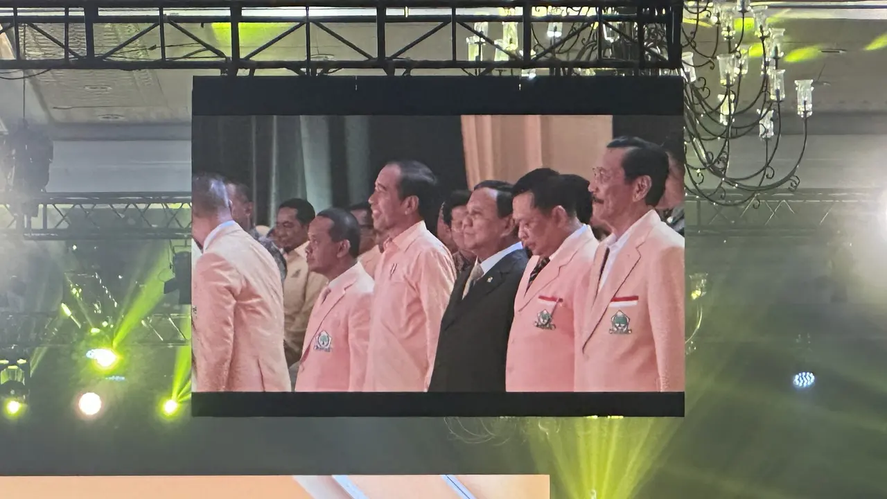 Presiden Jokowi bersama Ketua Umum Golkar Bahlil saat menghadiri penutupan Munas Golkar di JCC, Jakarta.