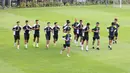 <p>Para pemain Timnas Indonesia melakukan jogging saat mengikuti sesi latihan di Lapangan A, Kompleks Gelora Bung Karno, Senayan, Jakarta, Sabtu (31/8/2024) sebagai persiapan jelang menghadapi Arab Saudi pada putaran ketiga kualifikasi Piala Dunia 2026 zona Asia. (Bola.com/Abdul Aziz)</p>