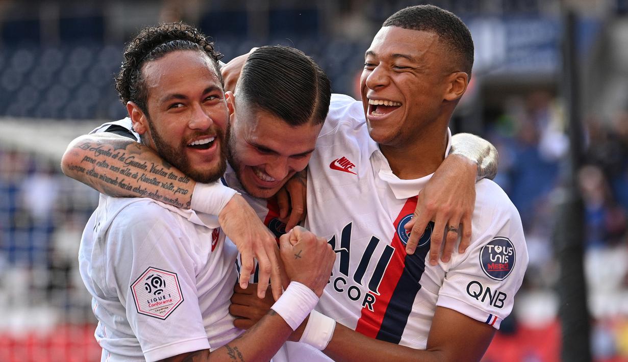 Penyerang PSG, Kylian Mbappe, merayakan gol yang dicetak Neymar ke gawang Waasland-Beveren pada laga uji coba di Parc des Princes Stadium, Sabtu (18/7/2020) dini hari WIB. PSG menang telak 7-0 atas Waasland-Beveren. (AFP/Anne-Christine Poujoulat)