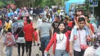 Seorang pengunjung menggendong anaknya saat berkunjung ke Ragunan, Jakarta, Minggu (25/12). Libur Natal dimanfaatkan warga untuk rekreasi bersama keluarga ke Ragunan. (Liputan6.com/Helmi Afandi)