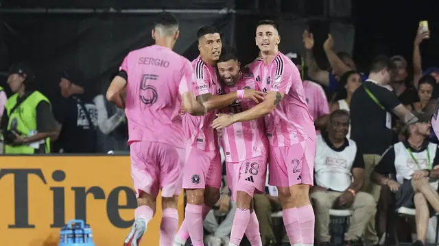Skuad Inter Miami merayakan gol Jordi Alba ke gawang LA Galaxy di laga lanjutan MLS 2025 di Chase Stadium, Fort Lauderdale, Florida, Amerika Serikat, Minggu (17/08/2025). (AP Photo/Lynne Sladky).