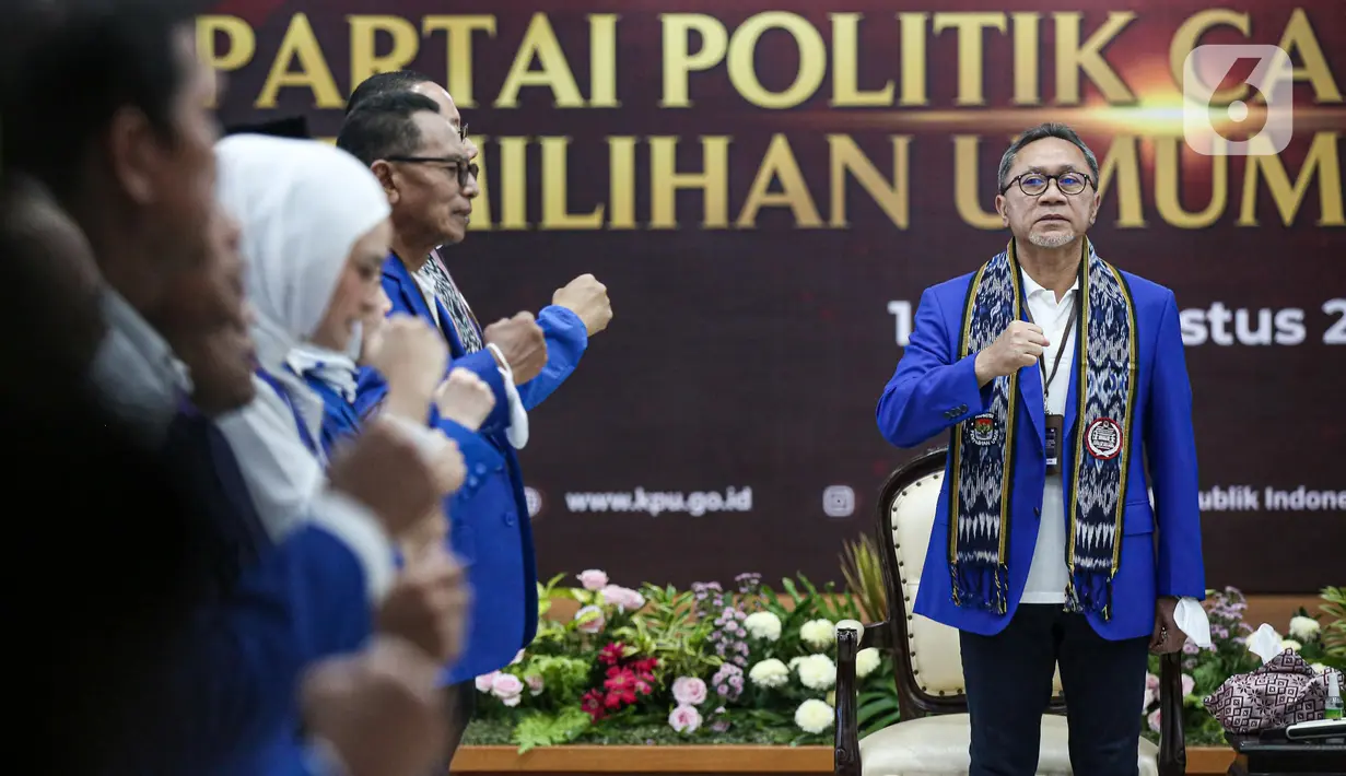 Ketua Umum Partai Amanat Nasional (PAN)  Zulkifli Hasan menyanyikan mars partainya bersama jajaran pengurus saat Pendaftaran Partai Politik Calon Peserta Pemilu tahun 2024 di Gedung KPU, Jakarta, Rabu (10/8/2022). KPU menerima berkas dari 4 partai politik yang mendaftar sebagai calon peserta Pemilu 2024 di hari kesepuluh pendaftaran. (Liputan6.com/Faizal Fanani)