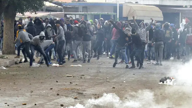 Para pengunjuk rasa yang turun ke jalan di Tebourba, Tunisia