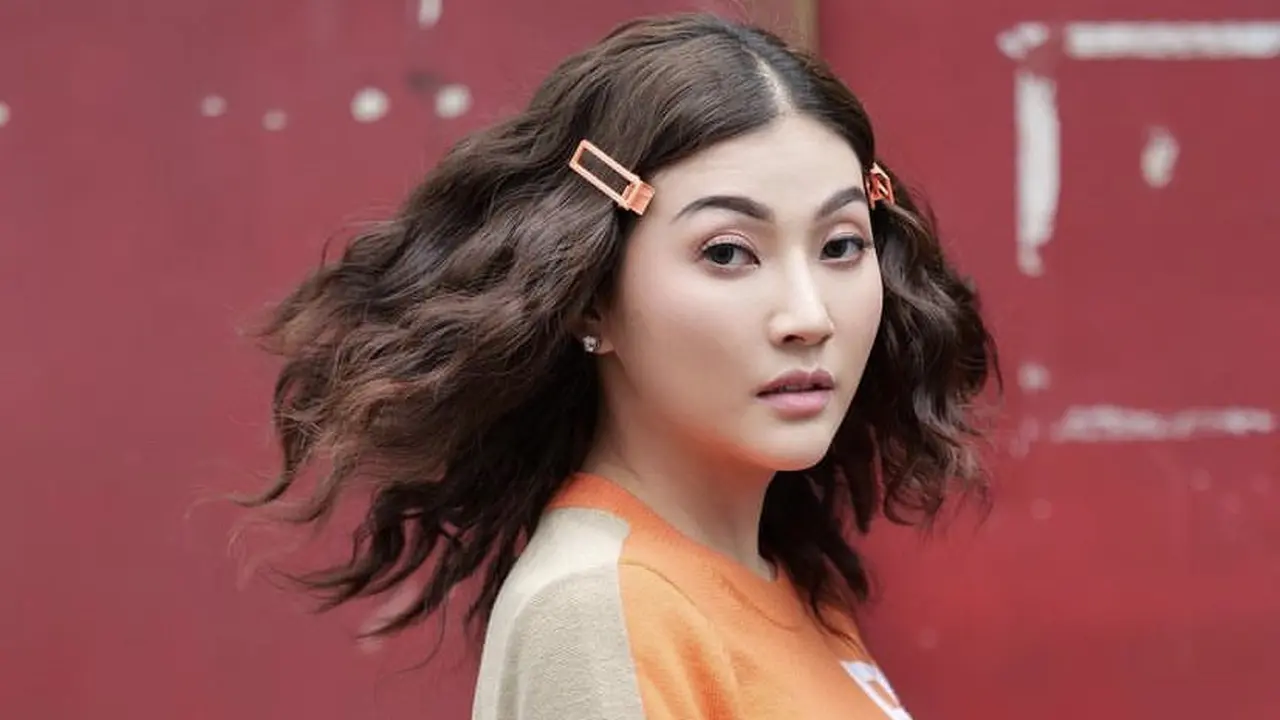 Potret Berbagai Gaya Rambut Bergelombang Sarwendah