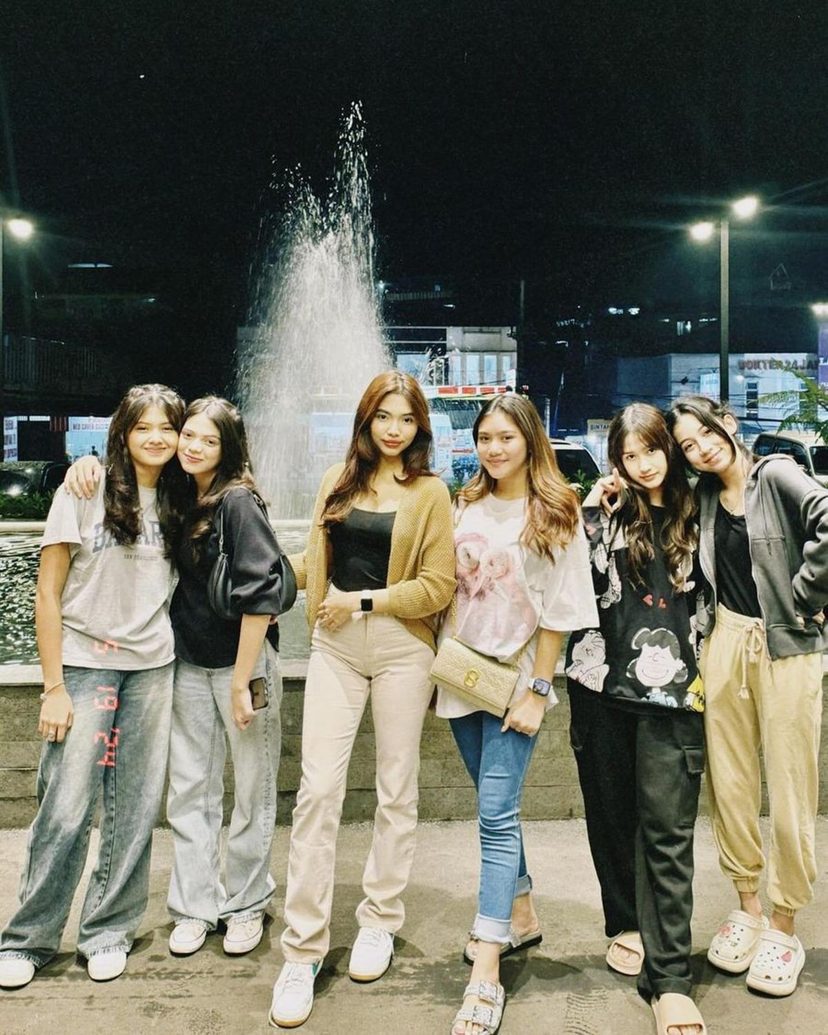 Hingga saat jalan-jalan malam bareng, Sridevi dan 'circle' cantik MAGIC 5 sering terlihat mengenakan outfit kasual yang nyaman dan modis.<br>