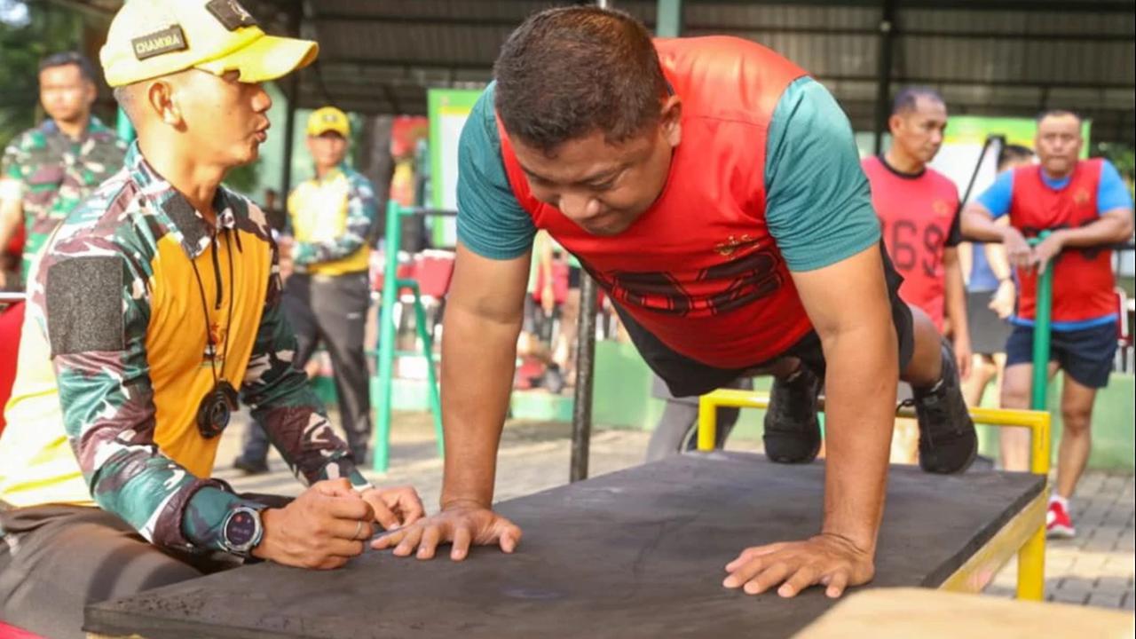 Perwira Tinggi dan Komandan Batalyon TNI Angkatan Darat mengikuti uji kemampuan jasmani di Markas Kopassus Cijantung Jakarta Timur