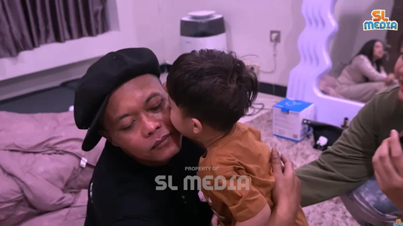 Tak berapa lama setelah bermain dengan sang anak, Sule kemudian pamit kepada anaknya, Adzam. Adzam tampak memeluk dan mencium pipi sang ayah.<br>