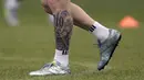 Tato nomor 10 terpampang di betis kiri Lionel Messi, nomor tersebut merupakan jersey yang digunakan Messi di Timnas Argentina dan Barcelona. (AFP/Juan Maromata)