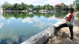 Warga sedang memancing di Situ Pladen yang sudah dipasangi alat plasma nano bubble di Depok, Jawa Barat, Rabu (20/3). Pemasangan teknologi  nano bubble di Situ Pladen tersebut untuk mengurangi pencemaran air di Kota Depok. (Liputan6.com/Herman Zakharia)