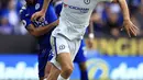 Bek Chelsea, Marcos Alonso, berusaha melewati gelandang Leicester, Riyad Mahrez, pada laga Premier League di Stadion King Power, Leicester, Sabtu (9/9/2017). Leicester kalah 1-2 dari Chelsea. (AP/Mike Egerton)