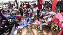 Bersantai sebelum berpartisipasi dalam kejuaraan Invitasi Sepatu Roda DKI Jakarta di Senayan, Jakarta, Minggu (8/11/2015). Kejuaraan ini diikuti sekitar 39 klub seluruh Indonesia. (Bola.com/Nicklas Hanoatubun).