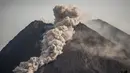 Gunung Merapi memuntahkan batu dan gas  di Yogyakarta (27/1/2021). Hingga saat ini status Gunung Merapi di tingkat Siaga (Level III) sejak 5 November 2020. (AFP/ Agung Supriyanto)