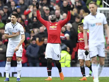 Pemain Manchester United, Romelu Lukaku (tengah) merayakan golnya ke gawang Swansea City pada laga Premier League di Old Trafford, (31/3/2018).  Manchester United menang 2-0. (Anthony Devlin/PA via AP)