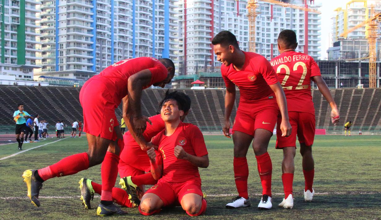 Para pemain Timnas Indonesia U-22 merayakan gol yang dicetak Witan Sulaeman ke gawang Malaysia U-22 pada laga Piala AFF U-22 2019 di Stadion National Olympic, Phnom Penh, Selasa (20/2). Kedua negara bermain imbang 2-2. (Bola.com/Zulfirdaus Harahap)