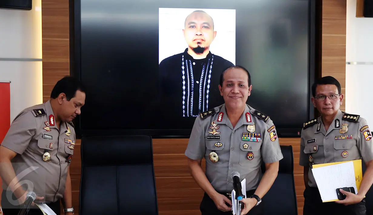 Kadiv Humas Polri Irjen Boy Rafli Amar (tengah) usai memberikan penjelasan terkait bom Bandung, di Jakarta, Selasa (28/2). Boy Rafli belum mau bicara banyak soal kabar yang menyebut ada pelaku lainnya selain Yayat Cahdiyat. (Liputan6.com/Johan Tallo)