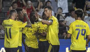 Pemain Al-Nassr, Cristiano Ronaldo (kedua kanan) merayakan gol yang dicetak oleh Sadio Mane dalam laga semfinal Saudi Super Cup 2025 melawan Al-Ittihad di Hong Kong Stadium, Hong Kong, Selasa (19/08/2025) waktu setempat. (AP Photo/Chan Long Hei)