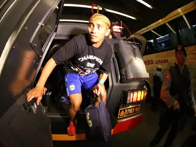 Pemain Persib, Taufiq, turun dari kendaraan taktis (Rantis) polisi saat tiba di hotel setelah final Piala Presiden 2015 di Stadion Utama Gelora Bung Karno, Jakarta, Minggu (18/10/2015). (Bola.com/Nick Hanoatubun)