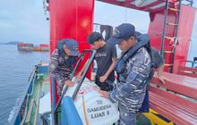 FOTO: KRI Terapang Amankan Kapal Pengangkut Bijih Nikel