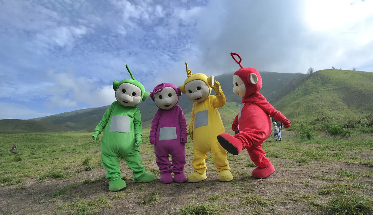 Warga berkostum teletubbies berjalan menghibur wisatawan di Bukit Teletubbies kawasan Taman Nasional Bromo Tengger Semeru (TNBTS), Jawa Timur, Selasa (26/3). Dalam sehari masing-masing mendapatkan rata-rata Rp 50 ribu dengan foto bersama wisatawan. (merdeka.com/Arie Basuki)
