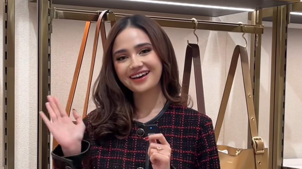 Tampilan Syifa Hadju dengan Nuansa Liburan Akhir Tahun, Kenakan Head to Toe Coach