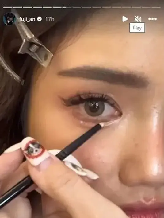 Bersama @bellyiverzon dan @cielmakeupartist, Fuji tampak manglingi dengan konsep makeup freckles. [Instagram/fuji_an]