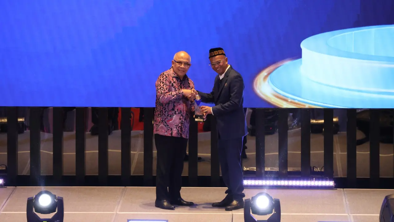 Direktur Utama Perum Bulog, Wahyu Suparyono pada malam Anugerah Keterbukaan Informasi Publik Tahun 2024.  Perum BULOG berhasil meraih Kualifikasi Informatif dari Komisi Informasi Pusat (KIP). (Dok Bulog)