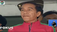 Presiden Joko Widodo atau Jokowi menerima kembali Piala Presiden dari juara tahun 2017 Arema FC.