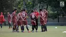 Pelatih Persija, Stefano Cugurra (tengah) memberi arahan pada timnya saat latihan jelang laga kedua Semifinal Zona Asia Tenggara Piala AFC 2018 melawan Home United di Lapangan A Kompleks GBK, Jakarta, Senin (14/5). (Liputan6.com/Helmi Fithriansyah)