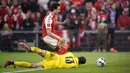 Pemain Denmark Thomas Delaney (kiri) memperebutkan bola dengan penjaga gawang Austria Daniel Bachmann pada pertandingan Grup F kualifikasi Piala Dunia 2022 di Kopenhagen, Denmark, Selasa (12/10/2021). Denmark menang 1-0. (Liselotte Sabroe/Ritzau Scanpix/AFP)