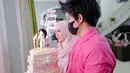 Atta Halilintar dan Aurel Hermansyah saat membawakan kue ulang tahun untuk Amora Lemos. (Foto: Instagram/ attahalilintar)